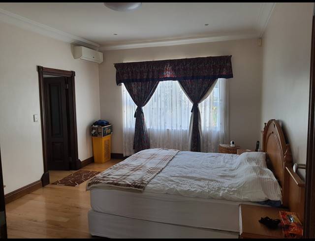 8 BEDROOM HOUSE FOR SALE IN LA LUCIA